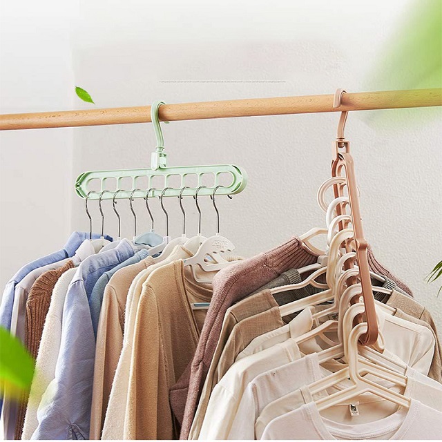 Bật Mí 11 Cách Sắp Xếp Tủ Quần Áo Gọn Gàng, Khoa Học 6 Nên sử dụng móc đa năng để treo đồ