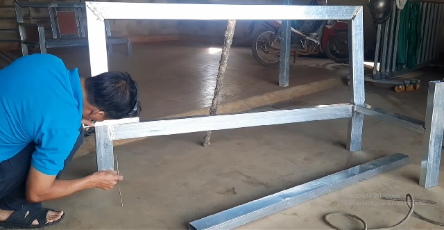 Hướng Dẫn Các Cách Tự Làm Ghế Sofa Đơn Giản Nhất Tại Nhà 3 Chuẩn bị làm khung hai bên thân ghế sofa